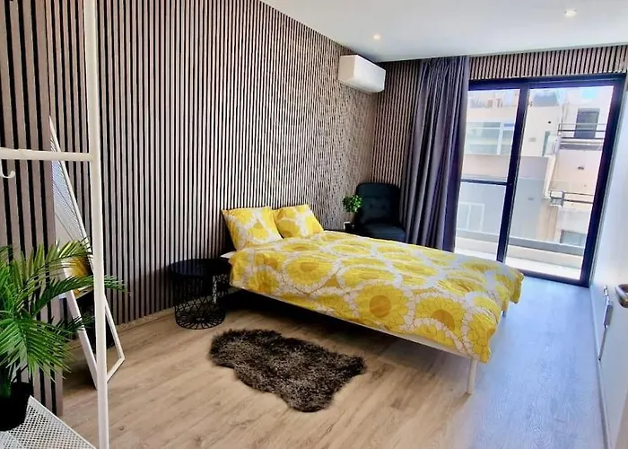 In Spinola Bay * San Ġiljan